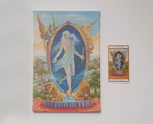 Photo de la toile Le Monde format A4 de Florence Magnin et de la carte du tarot de la Marelle