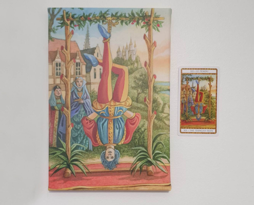 Photo de la toile Le Pendu format A4 de Florence Magnin et de la carte du tarot de la Marelle