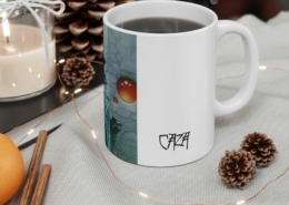 Caza Mug Temple Nuit Contexte 2 Vue du côté droit du mug Le Temple de la Nuit de Philippe Caza en contexte