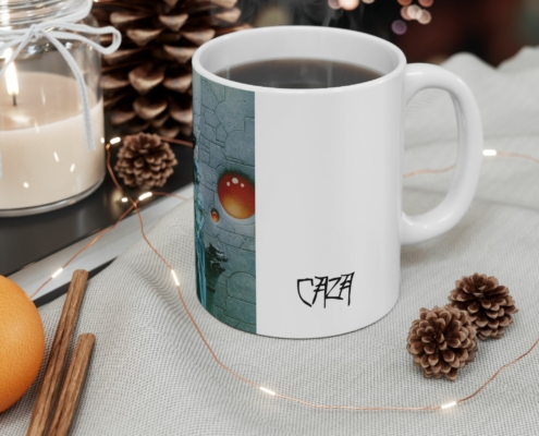 Caza Mug Temple Nuit Contexte 2 Vue du côté droit du mug Le Temple de la Nuit de Philippe Caza en contexte