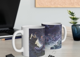 Caza Mug Cthulhu-Ecran Contexte 1 Vue des deux côtés du mug Cthulhu-Ecran de Philippe Caza en contexte