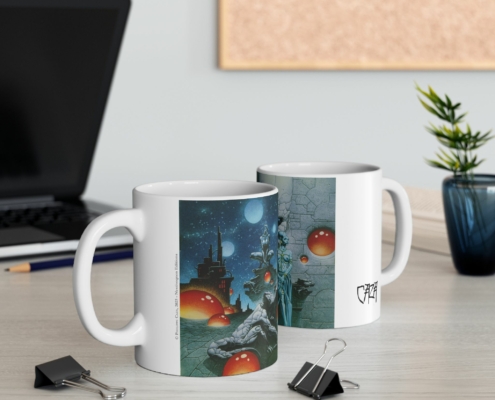 Caza Mug Temple Nuit Contexte 1 Vue des deux côtés du mug Le Temple de la Nuit de Philippe Caza en contexte