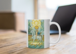 Magnin Mug Arcanes-XVIII-XIX contexte 1 Vue du côté droit du mug Arcanes-XVIII-XIX de Florence Magnin en contexte