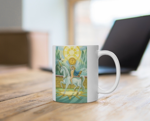 Magnin Mug Arcanes-XVIII-XIX contexte 1 Vue du côté droit du mug Arcanes-XVIII-XIX de Florence Magnin en contexte