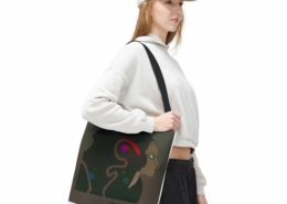 Caza sac Burning Soul en situation Sac fourre-tout (Tote bag) Burning Soul de Philippe Caza en contexte