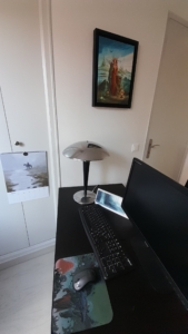 Photo en contexte des deux calendriers de bureau de Didier Graffet : le calendrier mural à gauche et le calendrier de bureau à droite