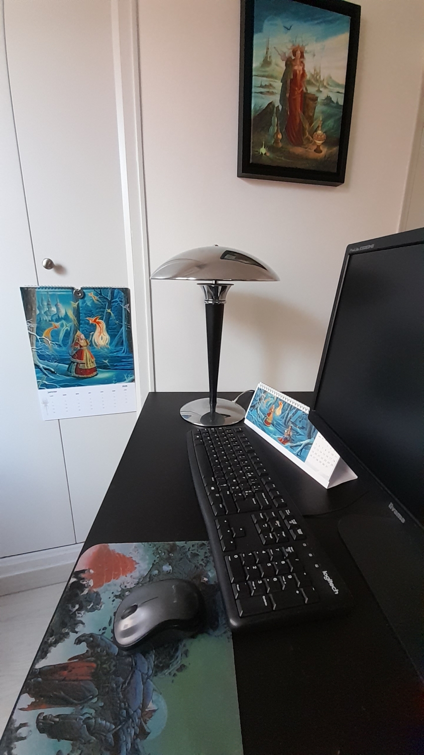 Photo en contexte des deux calendriers de bureau de Florence Magnin : le calendrier mural à gauche et le calendrier de bureau à droite