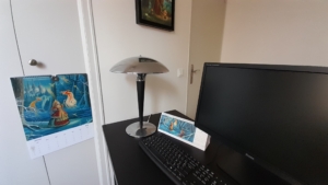 Photo en contexte des deux calendriers de bureau de Florence Magnin : le calendrier mural à gauche et le calendrier de bureau à droite