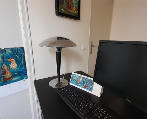 Photo en contexte des deux calendriers de bureau de Florence Magnin : le calendrier mural à gauche et le calendrier de bureau à droite