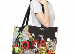 Caza Sac Cour Mirage Contexte 2 Sac fourre-tout (tote bag) La Cour des Mirages de Philippe Caza en contexte