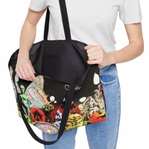 Sac fourre-tout (tote bag) La Cour des Mirages de Philippe Caza en contexte