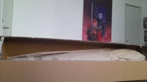 Emballage des posters dans une boite rectangulaire entouré de papier craft