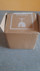 Emballage du mug dans un carton adapté à la taille du mug et portant la mention fragile
