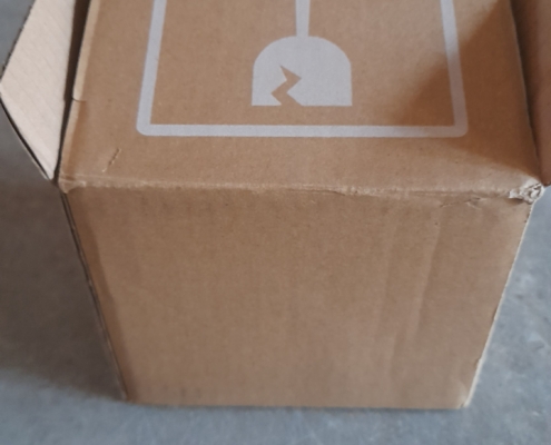 Mug emballage 1 Emballage du mug dans un carton adapté à la taille du mug et portant la mention fragile