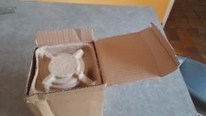 Calage de la partie supérieure du mug par un carton préformé