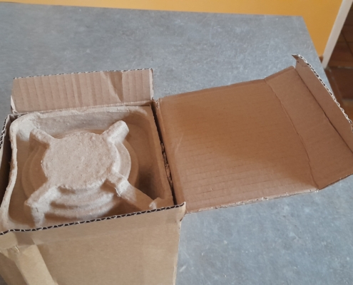 Mug emballage 2 Calage de la partie supérieure du mug par un carton préformé