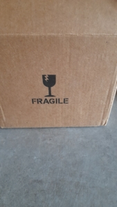 Mention fragile apposée sur le carton