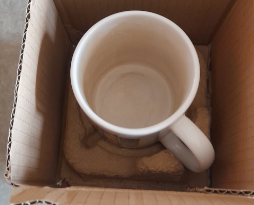 Mug emballage 7 Ajustage de la taille du carton au mug - vue rapprochée