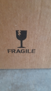 Mention fragile apposée sur le carton