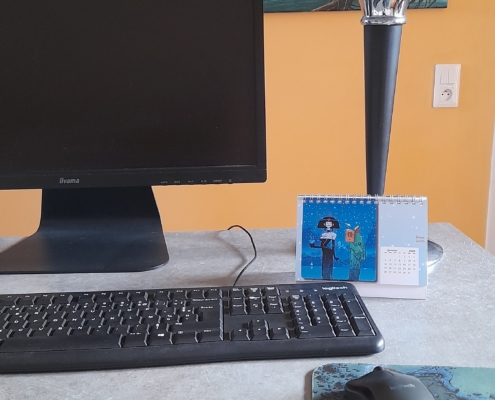 Photo en contexte du petit calendrier de bureau de Philippe Caza