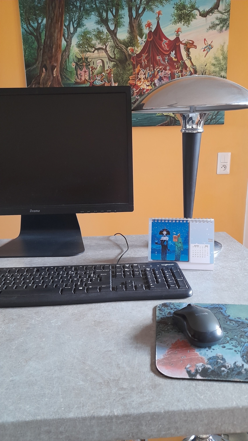 Photo en contexte du petit calendrier de bureau de Philippe Caza