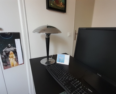 Photo en contexte des deux calendriers de bureau de Philippe Caza à gauche et le calendrier de bureau à droite