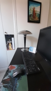 Photo en contexte des deux calendriers de bureau de Philippe Caza à gauche et le calendrier de bureau à droite